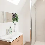 Luxury Sleeps 9 With Hot Tub & Pool * Manchester