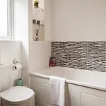 Luxury Sleeps 9 With Hot Tub & Pool