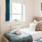 Luxury Sleeps 9 With Hot Tub & Pool Manchester