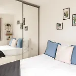 Luxury Sleeps 9 With Hot Tub & Pool Apartman