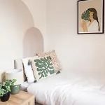 Luxury Sleeps 9 With Hot Tub & Pool *