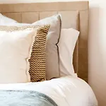 Luxury Sleeps 9 With Hot Tub & Pool Manchester