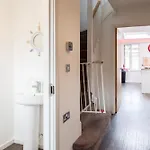 Luxury Sleeps 9 With Hot Tub & Pool Apartman Manchester