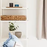 Luxury Sleeps 9 With Hot Tub & Pool