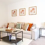 Luxury Sleeps 9 With Hot Tub & Pool Apartman Manchester