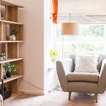 Luxury Sleeps 9 With Hot Tub & Pool Manchester