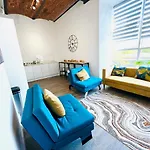 Chic Mill With Canal Views شقة *