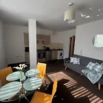 Chic Trafford Apartment, Private Underground Parking, Fast Wi-fi, Self Check-in Anytime, 5 Mins To Old Trafford Stadium Lejlighed Manchester