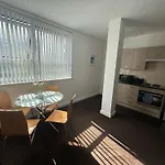 Lejlighed Chic Trafford Apartment, Private Underground Parking, Fast Wi-fi, Self Check-in Anytime, 5 Mins To Old Trafford Stadium Manchester