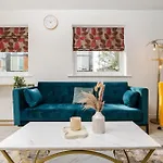 Prázdninový dům Spacious 4bd 3bt - Etihad - Coop - Pool Table - Free Parking