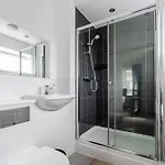 Spacious 4bd 3bt - Etihad - Coop - Pool Table - Free Parking Prázdninový dům Manchester