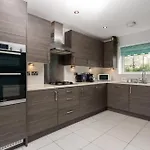 Prázdninový dům Spacious 4bd 3bt - Etihad - Coop - Pool Table - Free Parking