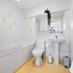 2 Bed Centre Flat Sleeps 6 Free Parking Manchester