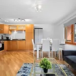 2 Bed Centre Flat Sleeps 6 Free Parking Apartment Manchester