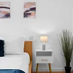Apartment 2 Bed Centre Flat Sleeps 6 Free Parking *