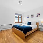 2 Bed Centre Flat Sleeps 6 Free Parking Apartment *