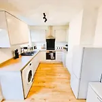 3br House-apartment-free Parking-manchester Airport