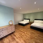 בית נופש Stretford - Sleeps 6 - Wifi - Parking - Near Stadium מנצ'סטר