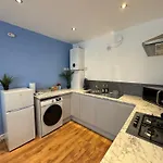 Stretford - Sleeps 6 - Wifi - Parking - Near Stadium מנצ'סטר