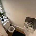 Stretford - Sleeps 6 - Wifi - Parking - Near Stadium * מנצ'סטר