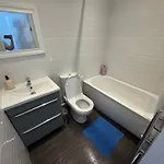 בית נופש Stretford - Sleeps 6 - Wifi - Parking - Near Stadium