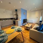 Stretford - Sleeps 6 - Wifi - Parking - Near Stadium * מנצ'סטר