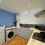 Stretford - Sleeps 6 - Wifi - Parking - Near Stadium בית נופש