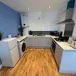 Stretford - Sleeps 6 - Wifi - Parking - Near Stadium * מנצ'סטר