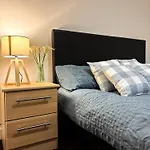 Chic Trafford Apartment, Private Underground Parking, Fast Wi-fi, Self Check-in Anytime, 5 Mins To Old Trafford Stadium * Manchester