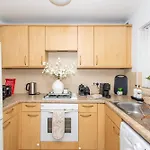 - Centre - Parking - Full Kitchen - M60 Holiday home *