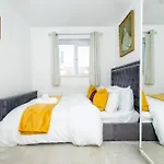Holiday home - Centre - Parking - Full Kitchen - M60