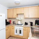 - Centre - Parking - Full Kitchen - M60 Holiday home *