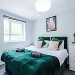 Apartment Stunning Townhouse In Salford, Free Parking, Pool Table, Table Tennis, 4bedrooms *