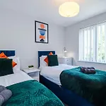 Apartment Stunning Townhouse In Salford, Free Parking, Pool Table, Table Tennis, 4bedrooms