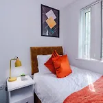 Stunning Townhouse In Salford, Free Parking, Pool Table, Table Tennis, 4bedrooms Apartment Manchester