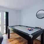 Apartment Stunning Townhouse In Salford, Free Parking, Pool Table, Table Tennis, 4bedrooms Manchester