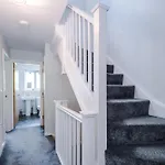 Stunning Townhouse In Salford, Free Parking, Pool Table, Table Tennis, 4bedrooms *