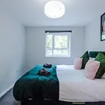 Stunning Townhouse In Salford, Free Parking, Pool Table, Table Tennis, 4bedrooms Apartment Manchester