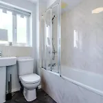 Apartment Stunning Townhouse In Salford, Free Parking, Pool Table, Table Tennis, 4bedrooms