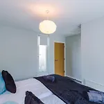 Apartment Stunning Townhouse In Salford, Free Parking, Pool Table, Table Tennis, 4bedrooms