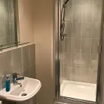 Дом отдыха Comfortable 3-storey House With Free Car Parking *