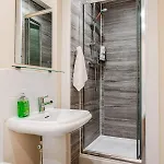Comfortable 3-storey House With Free Car Parking *