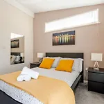 Hébergement de vacances Comfortable 3-storey House With Free Car Parking
