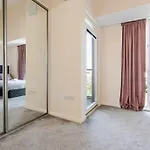 Comfortable 3-storey House With Free Car Parking *