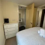Comfortable 3-storey House With Free Car Parking Hébergement de vacances