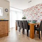 Comfortable 3-storey House With Free Car Parking Hébergement de vacances *