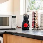 Comfortable 3-storey House With Free Car Parking Дом отдыха Манчестер
