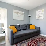 Comfortable 3-storey House With Free Car Parking Hébergement de vacances