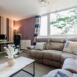 Hébergement de vacances Comfortable 3-storey House With Free Car Parking