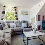 Дом отдыха Comfortable 3-storey House With Free Car Parking *